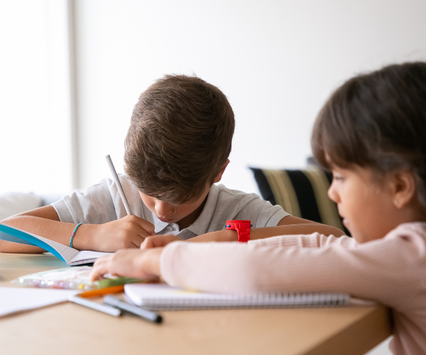 importancia de las actividades de colorear y delinear en los niños