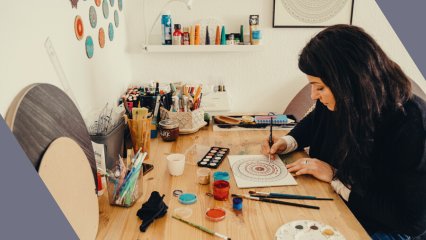 chica dibujando un mandala